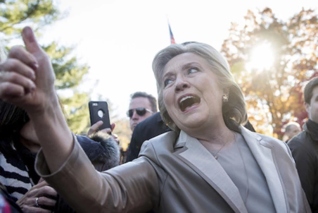 Hillary Clinton: Tα outfit της το βράδυ των εκλογών