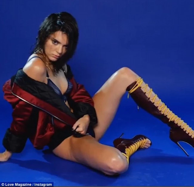 Kendall Jenner & Emily Ratajkwoski «βγαίνουν» από τα ρούχα τους στη νέα διαφήμιση του Love Magazine!