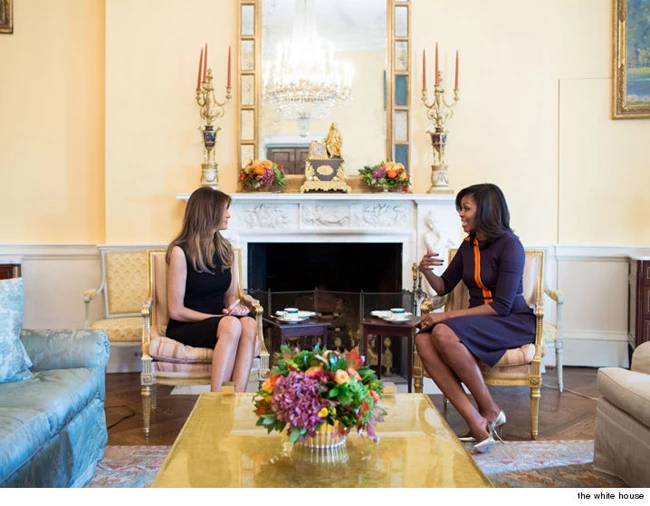 Michelle - Melania: Η πρώτη συνάντηση τέως και νυν Πρώτης Κυρίας