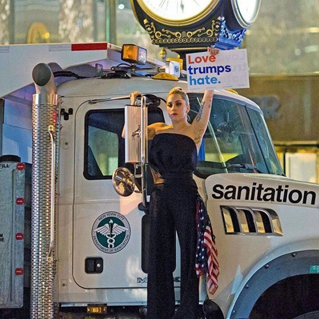 Lady Gaga: Η διαμαρτυρία έξω από τον πύργο του Trump