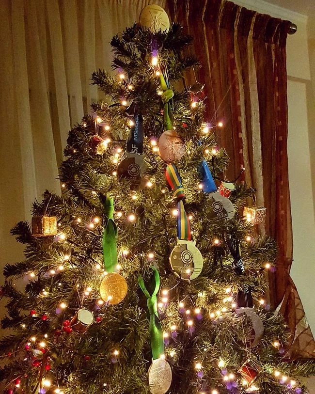 Η Αννα Κορακάκη στόλισε το χριστουγεννιάτικο δέντρο με τα μετάλλιά της
