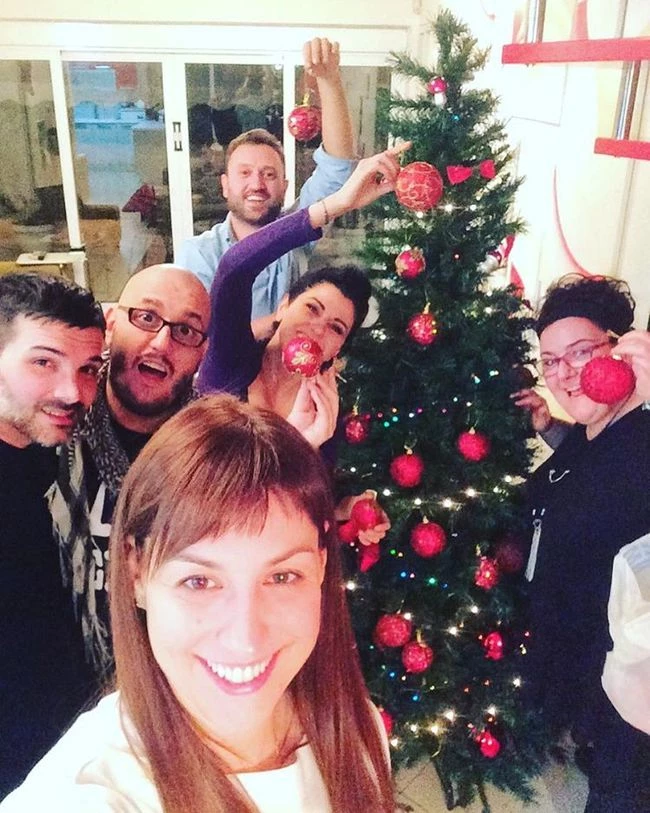 Αργύρης Αγγέλου: Δες το χριστουγεννιάτικο δέντρο που στόλισε παρέα με τους φίλους του