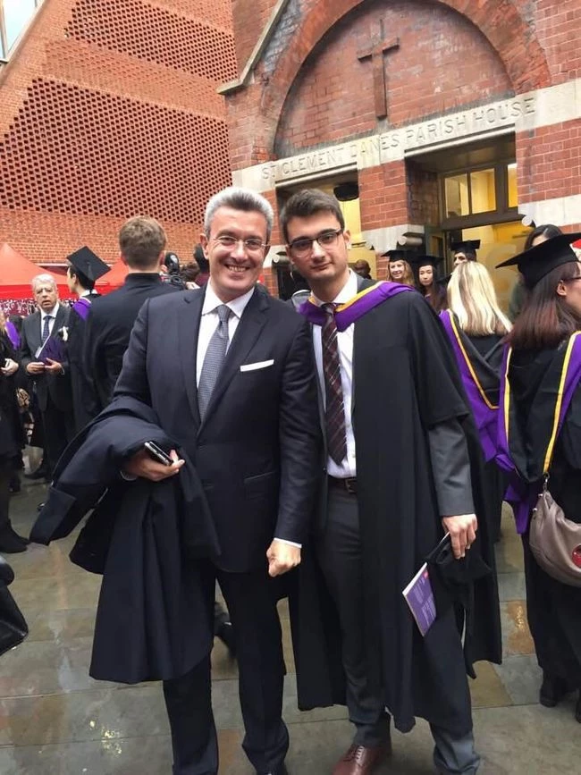 Νίκος Χατζηνικολάου: Τα δάκρυα χαράς στην αποφοίτηση του γιου του