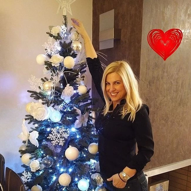 Ράνια Θρασκιά: Ποζάρει δίπλα στο χριστουγεννιάτικο δέντρο της