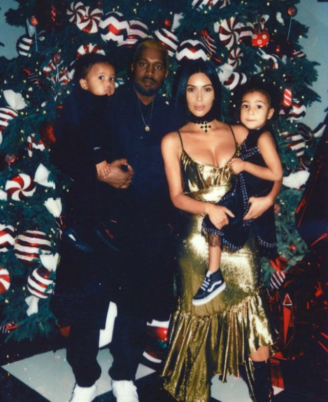 Η χριστουγεννιάτικη φωτογραφία της Kim και του Kanye είναι έτσι ακριβώς όπως την περιμέναμε