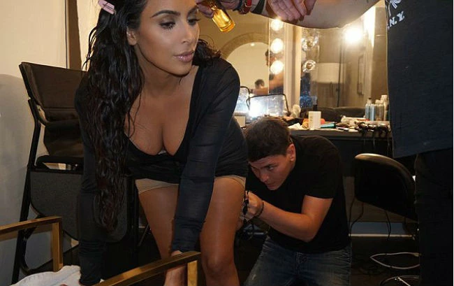 Kim Kardashian: Κι όμως, βάφεται ακόμη και στα απόκρυφα σημεία του σώματος της