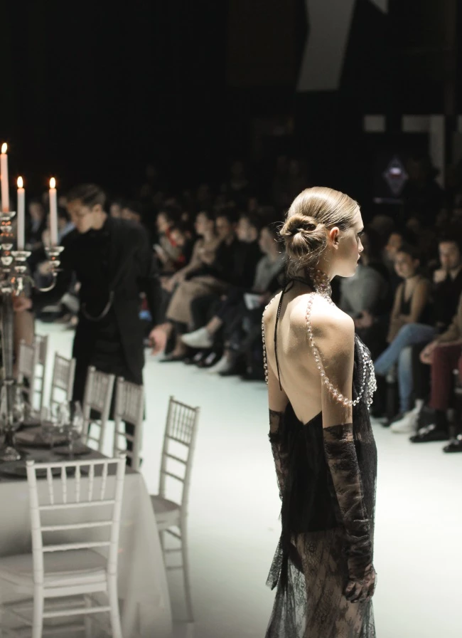 The Couture Affair by Dimitris Petrou: Παρακολουθήσαμε την προετοιμασία των hair looks του πιο εντυπωσιακού show του χειμώνα