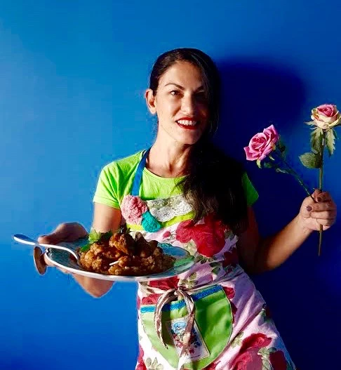 Η Ελένη Ψυχούλη φτιάχνει τις πιο χαρούμενες ποδιές κουζίνας