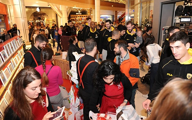 i-omada-basket-tis-aek-stin-ekthesi-me-ta-efchostolidia-sto-the-mall-athens