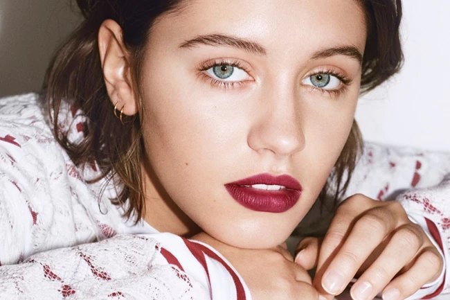 Iris Law: Πρωταγωνιστεί στη νέα beauty καμπάνια της Burberry