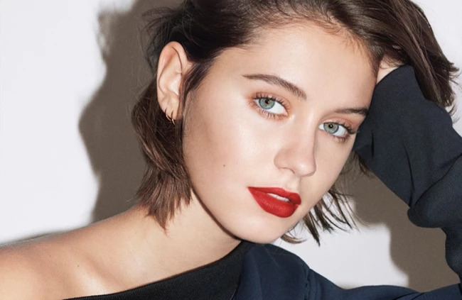 Iris Law: Πρωταγωνιστεί στη νέα beauty καμπάνια της Burberry - εικόνα 2