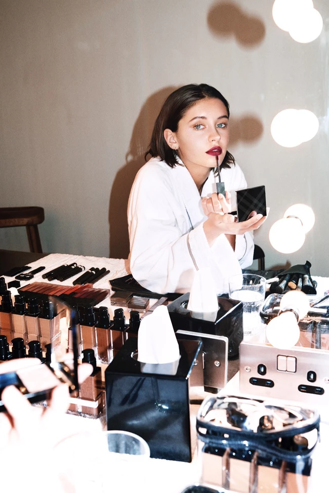 Iris Law: Πρωταγωνιστεί στη νέα beauty καμπάνια της Burberry - εικόνα 3