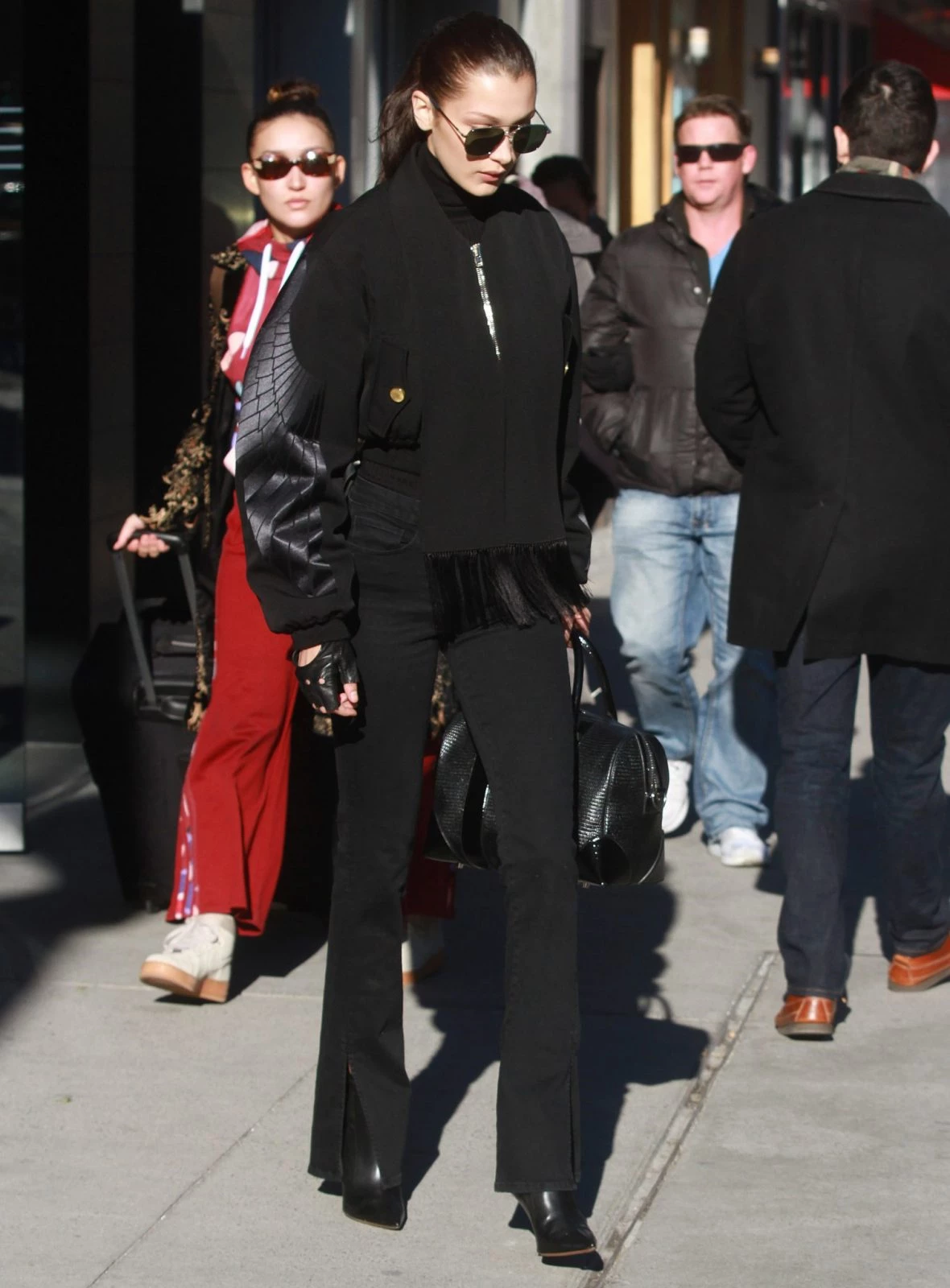 Total black ντύσιμο: Η Βella Hadid παραδίδει μαθήματα στυλ