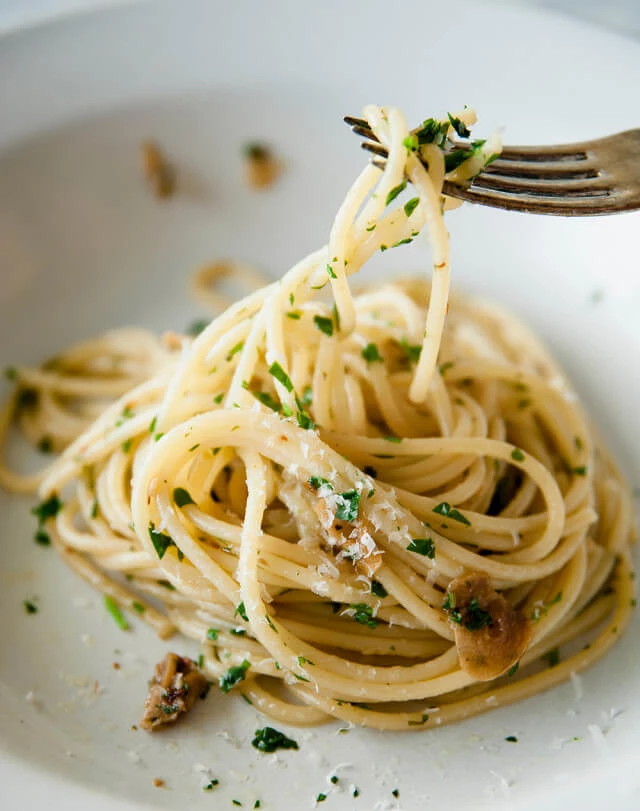 Συνταγή για μακαρονάδα aglio olio | Η πιο εύκολη και λαχταριστή εκδοχή για να δοκιμάσεις σήμερα