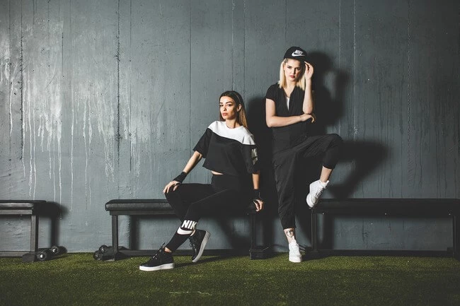Ήρθε η νέα συλλογή με ρούχα Nike σε συνδυασμούς άσπρου-μαύρου για super στυλ - εικόνα 2
