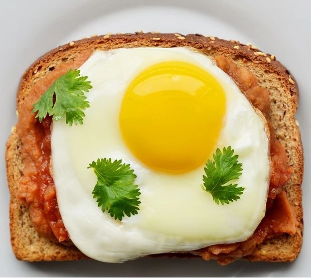 12 ιδέες για πρωινό τοστ με αυγό ή φρούτα για σωστή διατροφή από το πρωί