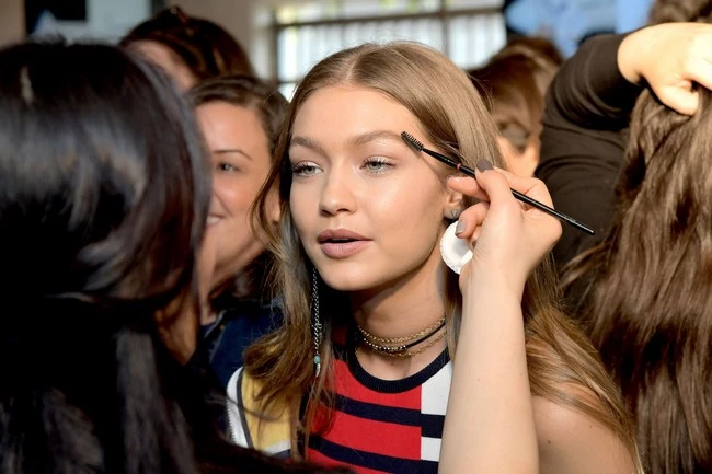 Tommy Hilfiger S/S17: Όλο το beauty backstage του all-american fashion show