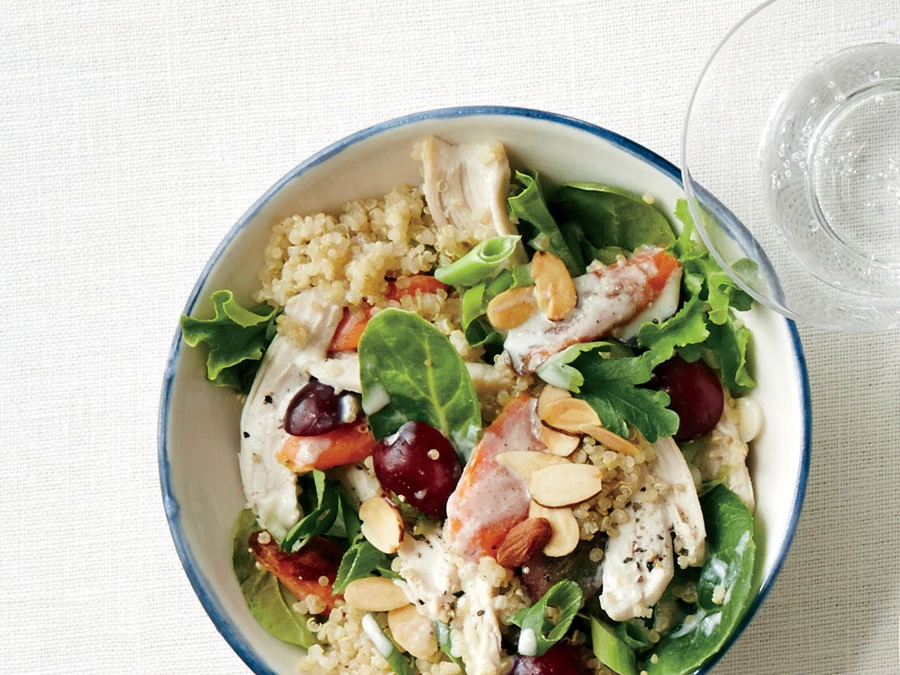 Εύκολες συνταγές για σαλάτα με κοτόπουλο για το γραφείο που είναι πλήρες γεύμα