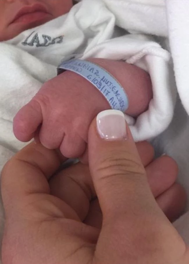 Γιώργος Γιαννιάς - Ελευθερία Παντελιδάκη: Η πρώτη φωτογραφία του νεογέννητου μωρού τους