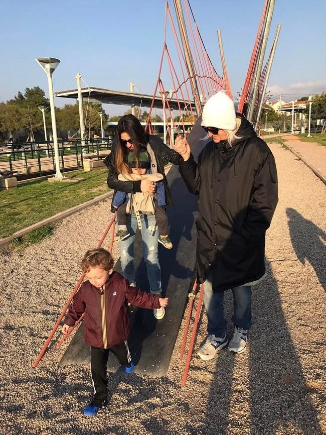 Σοφία Καρβέλα: Βόλτα με τα παιδιά και τον πατέρα της, Νίκο Καρβέλα
