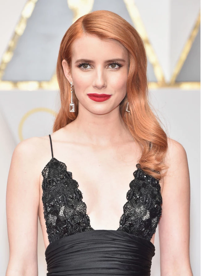 Η Emma Roberts έβαψε τα μαλλιά της στην απόχρωση Champagne Pop (αν δεν κάνεις κλικ δε θα μάθεις ποτέ τι είναι αυτό)