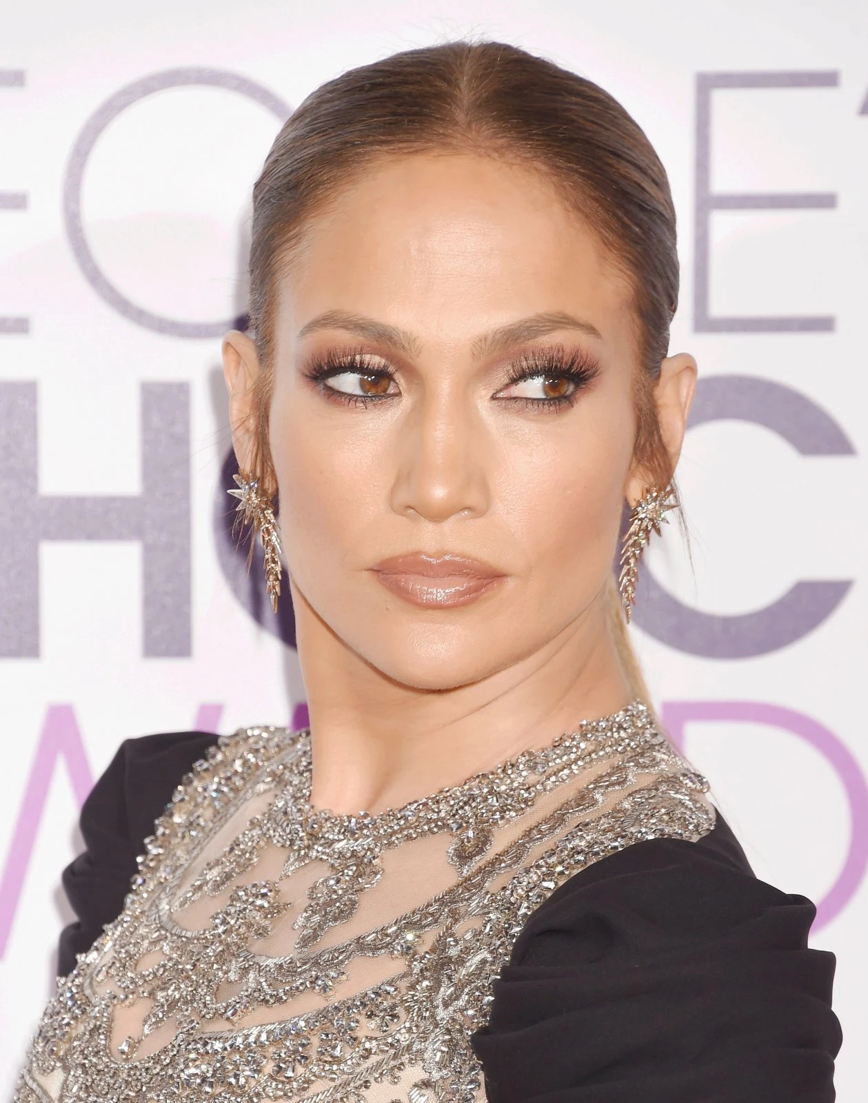 Βρέθηκαν: Αυτά τα highlighters θα σε κάνουν να λάμπεις σαν την Jennifer Lopez