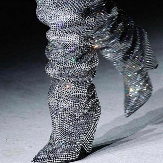 Rihanna: Φόρεσε ήδη τις μπότες που κέρδισαν τις εντυπώσεις στην εβδομάδα μόδας στο Παρίσι