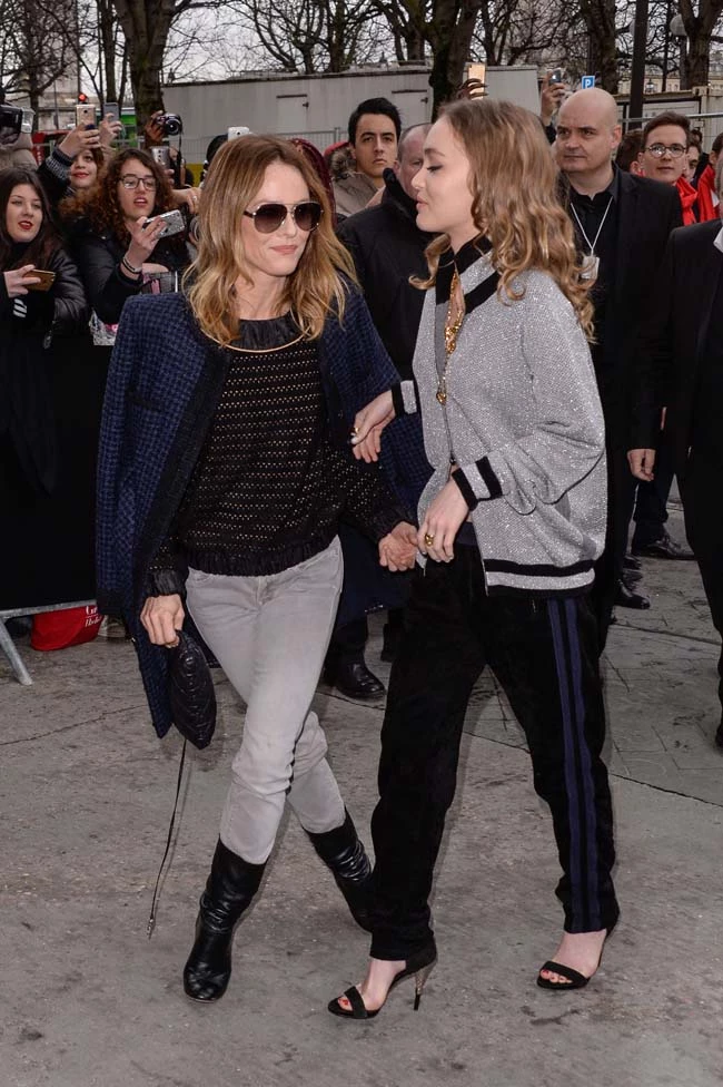 Lily-Rose Depp: Με τη μητέρα της στο fashion show της Chanel