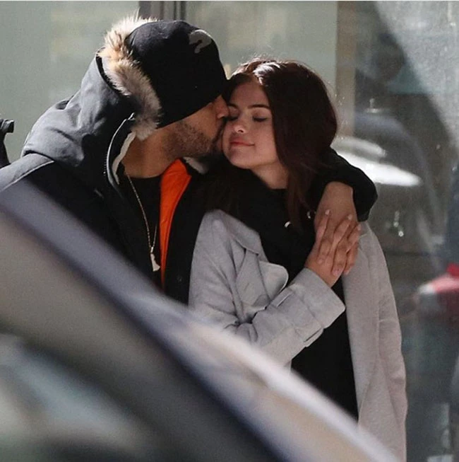 Selena Gomez: Τα τρυφερά φιλιά με τον The Weeknd μπροστά στον φωτογραφικό φακό