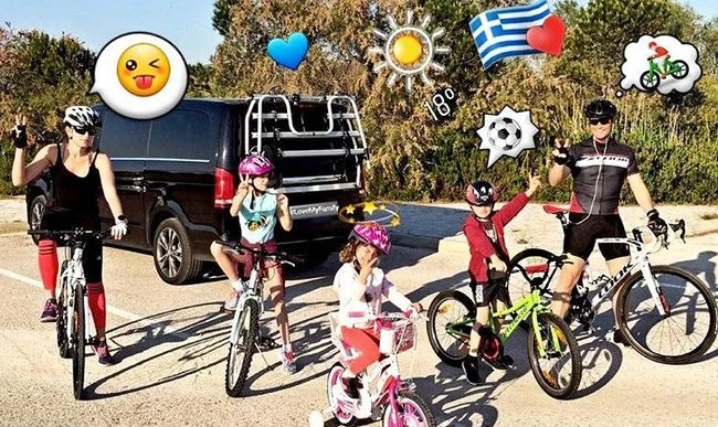 Σάκης Ρουβάς - Κάτια Ζυγούλη: Δείτε τους να κάνουν ποδήλατο με τα παιδιά τους