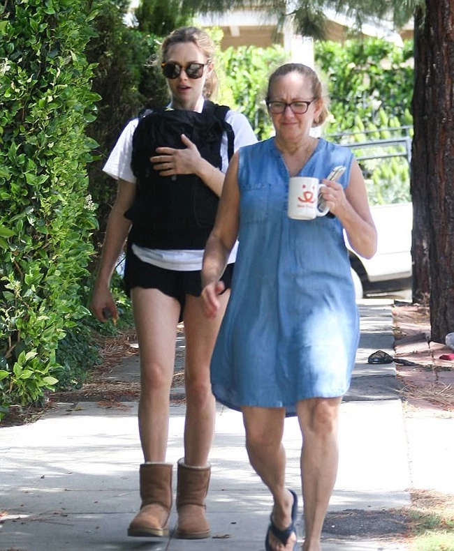 Amanda Seyfried: Η πρώτη βόλτα με την κόρη της
