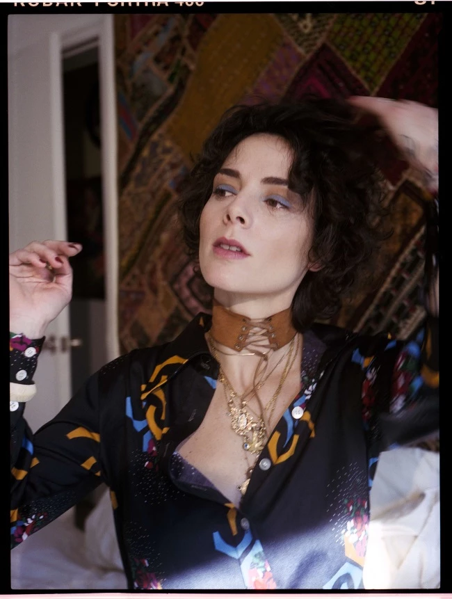 Marie-Sophie Lockhart: Η καλλιτέχνιδα που έκανε το κέντημα στα ρούχα τέχνη μιλάει αποκλειστικά στο MissBloom.gr