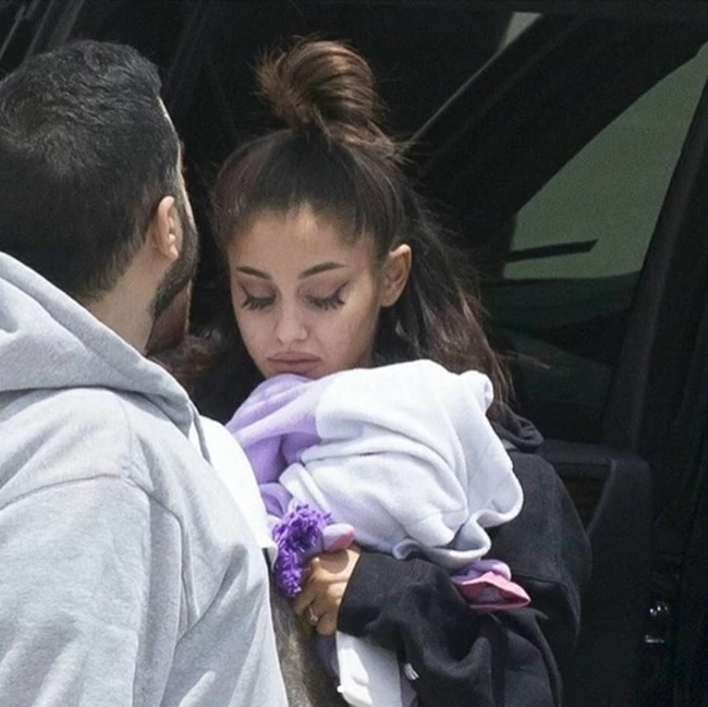 Ariana Grande: H πρώτη της εμφάνιση μετά την πολύνεκρη επίθεση