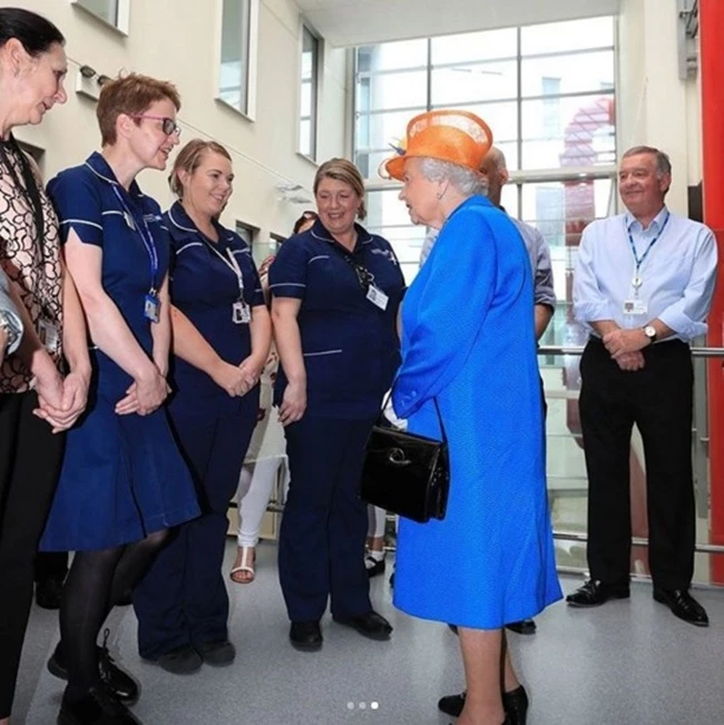 Βασίλισσα Ελισάβετ: Επισκέφθηκε το νοσοκομείο στο Μάντσεστερ