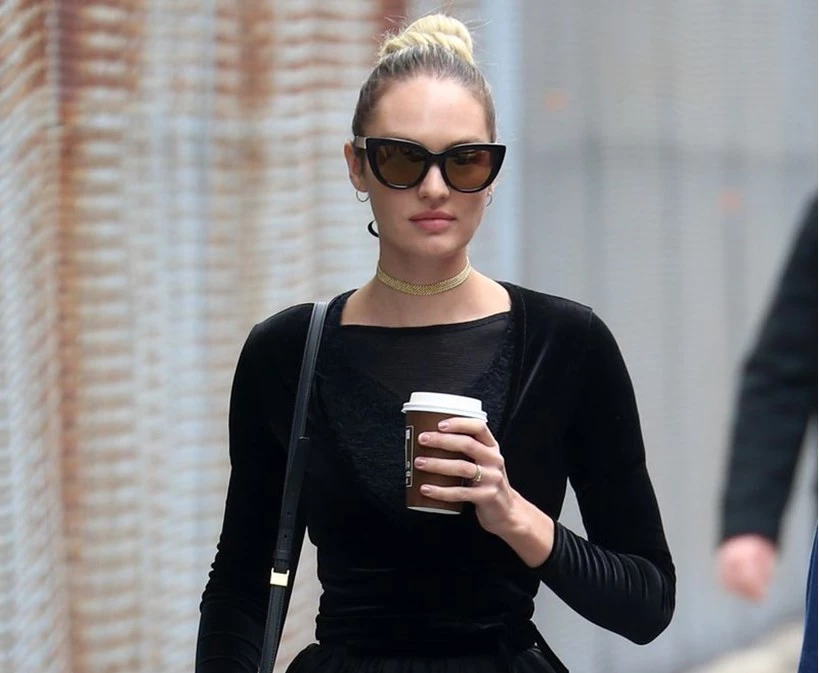 H Candice Swanepoel αποδεικνύει ότι το μάυρο δείχνει εξίσου cool και την άνοιξη