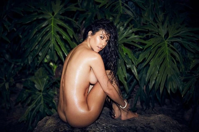 Kourtney Kardashian: Φωτογραφίζεται γυμνή και προκαλεί σάλο στα social media
