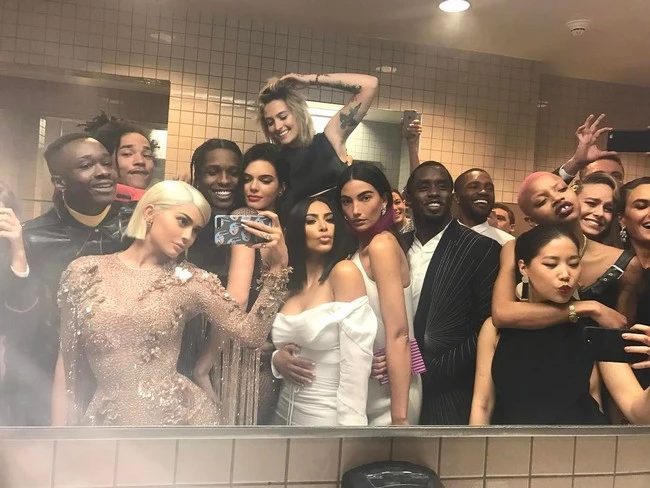Kylie Jenner: Έβγαλε την ομαδική selfie που όλοι περίμεναν από το Met Gala
