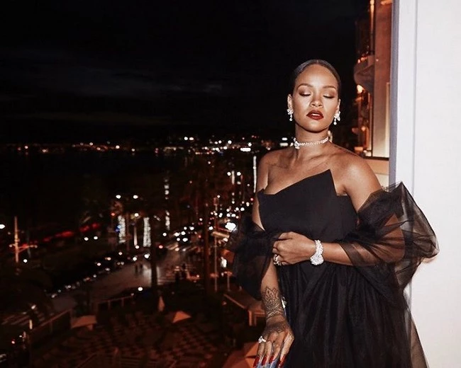 Rihanna: Η glam εμφάνισή της στις Κάννες