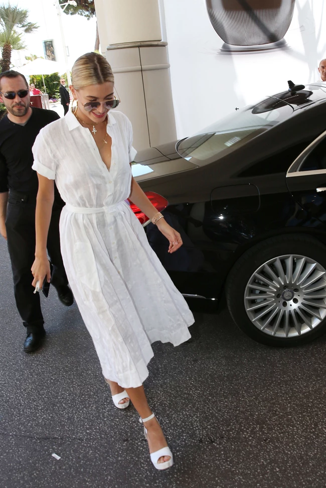 Hailey Baldwin: Φόρεσε το λευκό φόρεμα όπως το έκανε η ίδια στις Κάννες