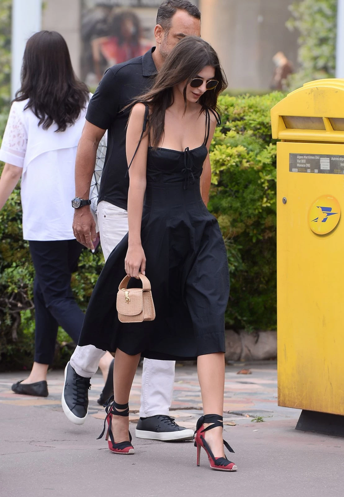 Το look της Emily Ratajkowski που θα αντιγράψουμε τώρα