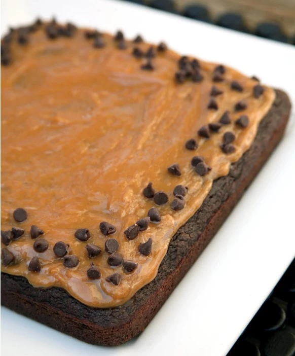 Η vegan συνταγή για σοκολατένιο κέικ με γάλα αμυγδάλου και έξτρα υγιεινό υλικό το κουνουπίδι (δε θα το καταλάβει κανείς)