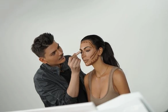 Kim Kardashian: Έτσι θα είναι το contour kit της πρώτης της beauty συλλογής (ναι, το θέλουμε)