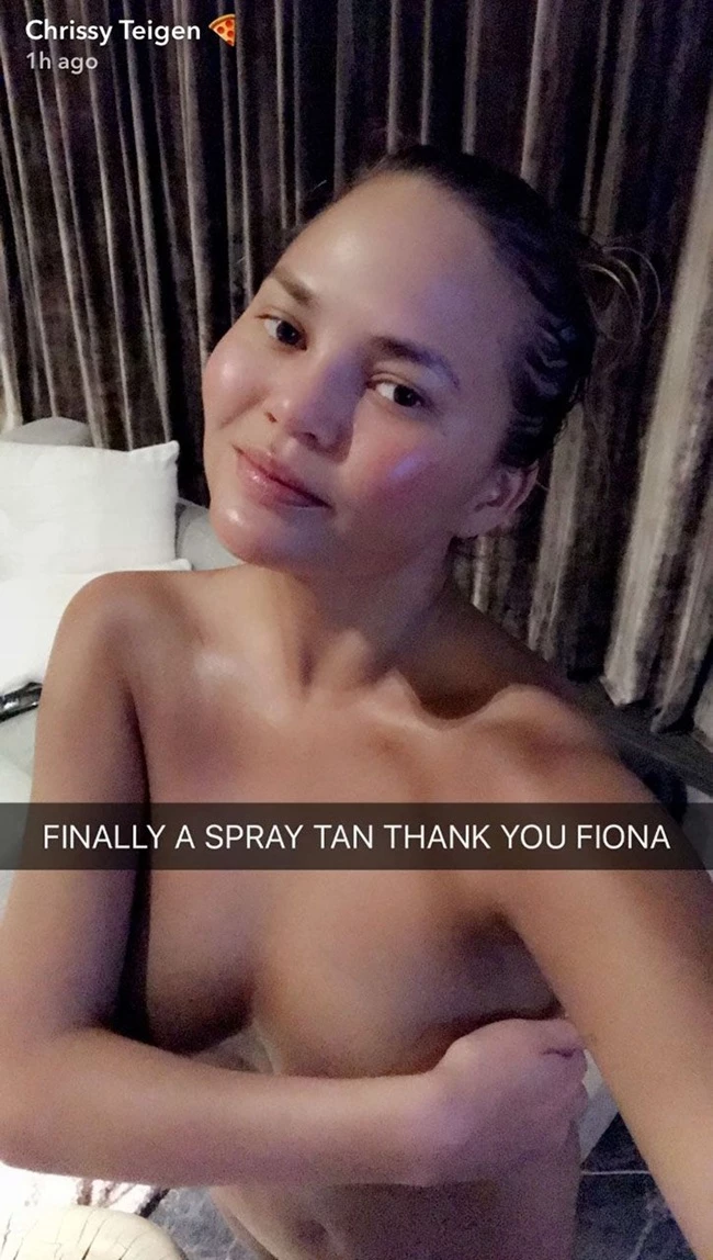 Chrissy Teigen: Εμφανίστηκε topless στο Snapchat