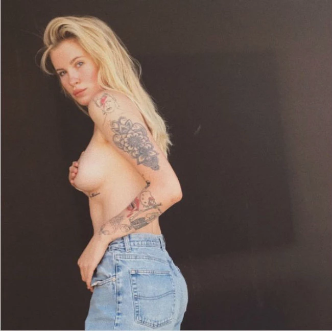 Ireland Baldwin: Ποζάρει topless και προκαλεί τους haters