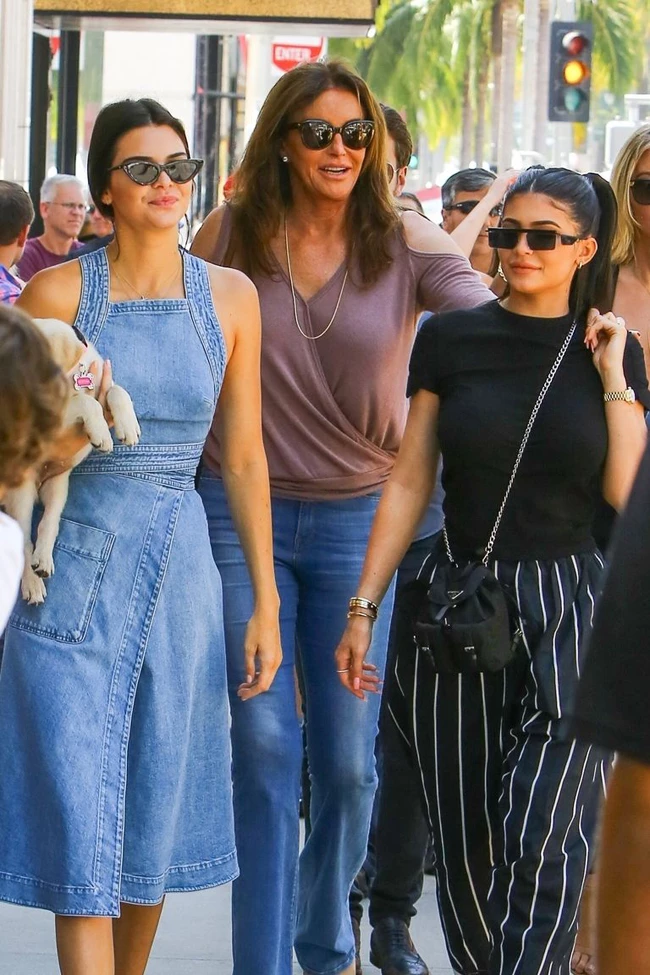 Kendall Jenner: Υιοθέτησε το casual καλοκαιρινό look της