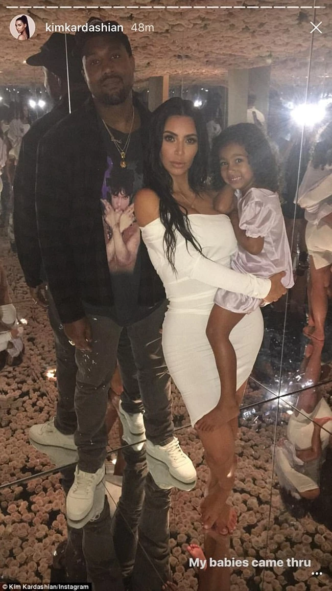 Kim Kardashian: Η νέα οικογενειακή φωτογραφία τους!