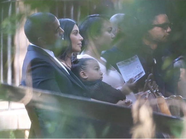 Kim Kardashian - Kanye West: Τρυφερές οικογενειακές στιγμές σε γάμο φίλων τους