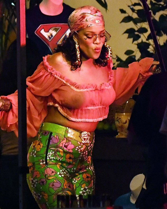 Rihanna: Με διάφανο τοπ και σκουλαρίκι στη θηλή (φωτογραφίες)