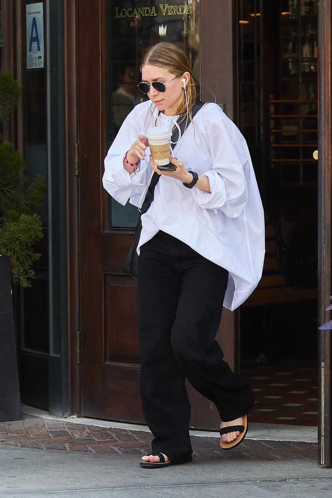 Ashley Olsen: Φορά το λευκό πουκάμισο που έχεις κι εσύ με τον πιο cool τρόπο!