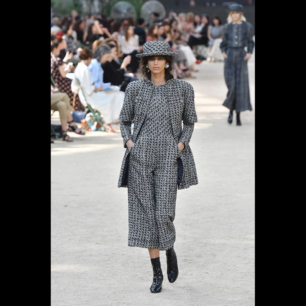 Chanel Haute Couture AW17: Ένα φαντασμαγορικό show υπό τη σκιά του Πύργου του Eiffel